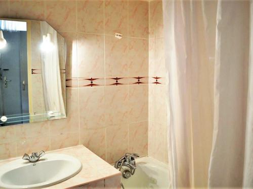 La salle de bains est pourvue d'un lavabo et d'une douche avec des étoiles sur le mur. dans l'établissement Appartement Duplex 6 Pers, 100m Plage, Terrasse Ensoleillée, Parking Privé, Proche Commerces - FR-1-251-564, au Lavandou