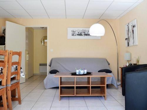 - une chambre avec un lit et une table en face dans l'établissement Appartement Climatisé 4 Pièces avec Jardin, à 200m de la Plage - Le Lavandou, Cavalière - FR-1-251-568, au Lavandou