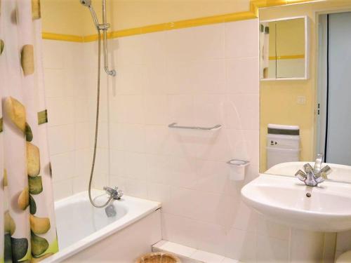 une salle de bain avec un lavabo, des toilettes et une douche dans l'établissement Appartement Climatisé 4 Pièces avec Jardin, à 200m de la Plage - Le Lavandou, Cavalière - FR-1-251-568, au Lavandou