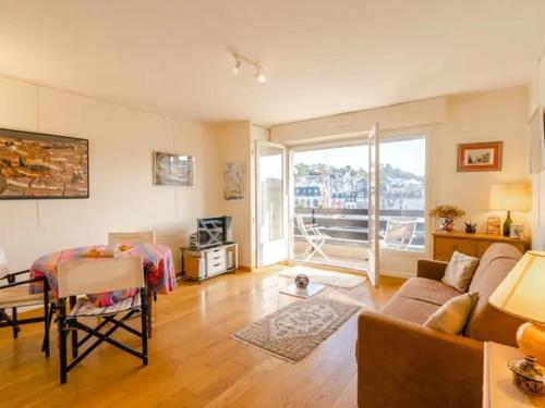 un salon avec un canapé et une table dans l'établissement Bel appartement 2 pièces avec balcon, à 2 min de la gare - FR-1-712-75, à Deauville