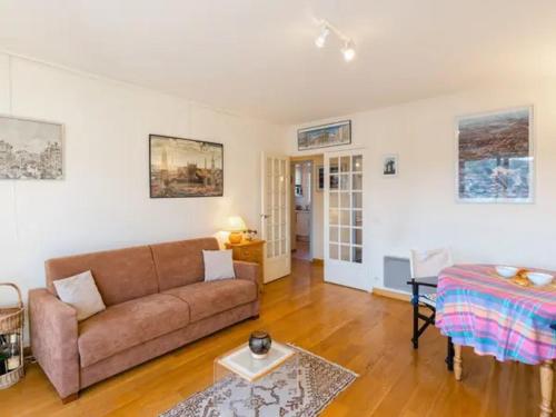 un salon avec un canapé et une table dans l'établissement Bel appartement 2 pièces avec balcon, à 2 min de la gare - FR-1-712-75, à Deauville
