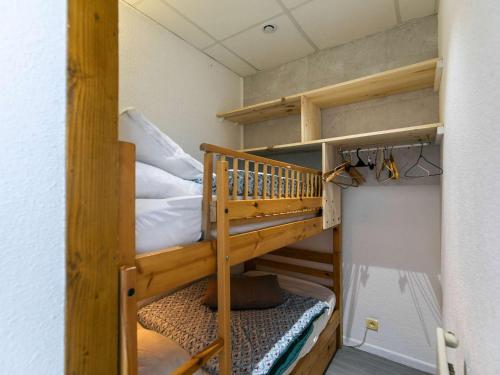 Ce lit superposé se trouve dans une petite chambre. dans l'établissement Appartement 4 pers., pied de piste, terrasse, centre Gourette - FR-1-400-125, à Eaux-Bonnes