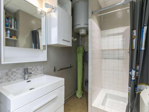 une salle de bain avec un lavabo et une douche dans l'établissement Appartement 4 pers., pied de piste, terrasse, centre Gourette - FR-1-400-125, à Eaux-Bonnes