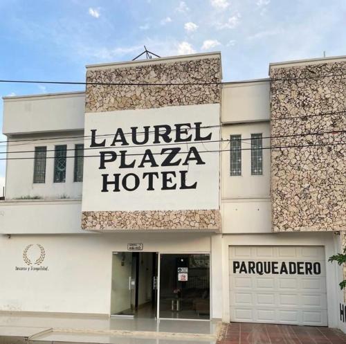 um edifício com um sinal que readsiane plaza hotel em Laurel plaza em Montería