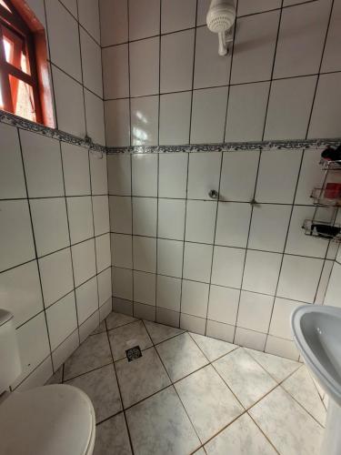 uma casa de banho com um WC e um lavatório em Casa espaçosa com linda piscina em Porto Velho