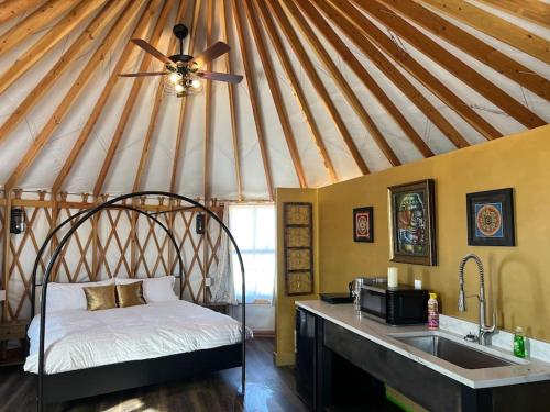Postel nebo postele na pokoji v ubytování The Lotus Yurt at Nomad Yurts, Lake Powell