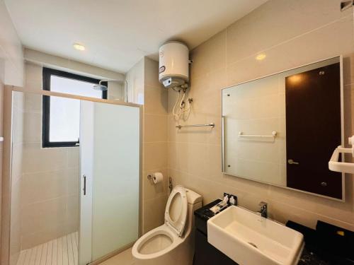 uma casa de banho com um WC, um lavatório e um espelho. em Country Garden JB J Agape Homestay 2503A-8A em Johor Bahru