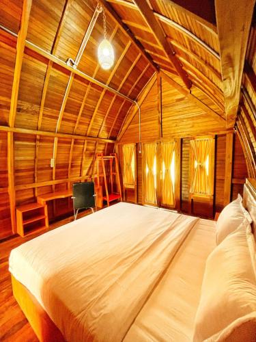 Tempat tidur dalam kamar di ANARA VILLA SAMOSIR MANAGED BY 3 SMART HOTEL