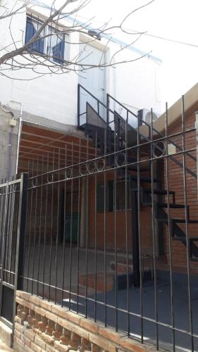un edificio con una valla de metal con escaleras en Estadía temporal en Quebrada de los Códores