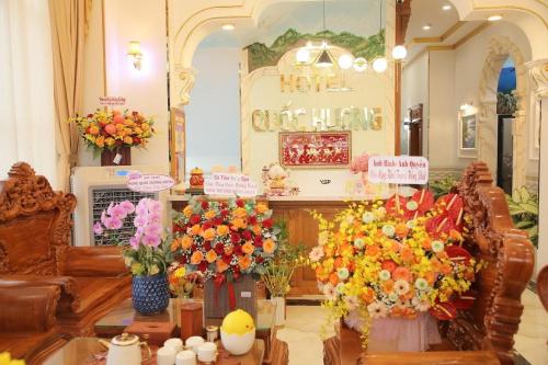 un magasin rempli de nombreux types de fleurs différents dans l'établissement Hotel Quốc Hương, à Chợ Phước Hải
