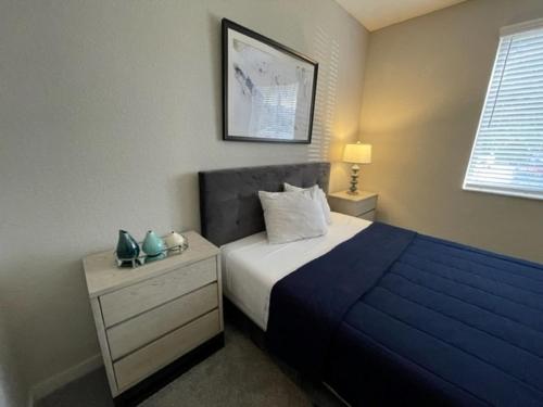 מיטה או מיטות בחדר ב-Stylish Modern 3bd-2ba With Amenities