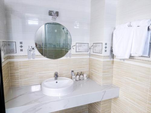 Hotel Quốc Hương tesisinde bir banyo