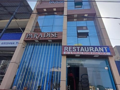 un bâtiment avec un panneau indiquant le restaurant et les fumes-roomamine dans l'établissement Paradise Home stay, à Rāni Pokhri