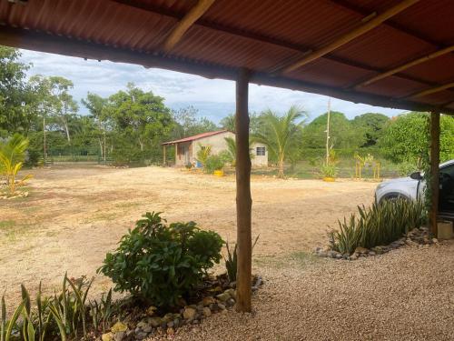 a car parked under a pavilion in a yard at Cabañas Paulamar - Apto 4 - Tolú in Santiago