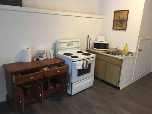 eine kleine Küche mit Herd und Mikrowelle in der Unterkunft Easy Stay 2 in Blenheim
