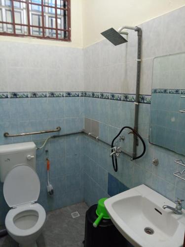 łazienka z toaletą i umywalką w obiekcie D'HYA HOMESTAY w mieście Alor Setar