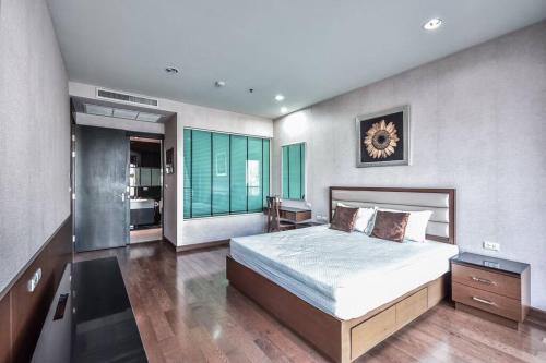 um quarto com uma cama grande e uma janela grande em Luxury 67 sqm private living sanctuary Steps from BTS chidlom em Bangkok