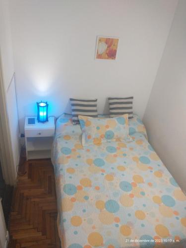 Habitación pequeña con cama y mesita de noche en Cielo azúl en Mar del Plata