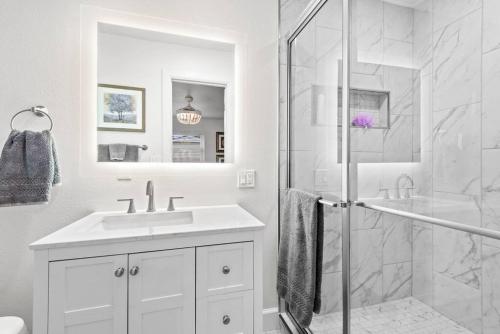 baño blanco con ducha y lavamanos en Exceptional 3BR on Eastside en Bartlesville