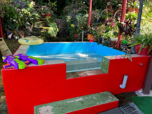 東勢區的住宿－82山莊包棟住宿-台中東勢-山景花園，玩具游泳池,设有红色和蓝色的桌子