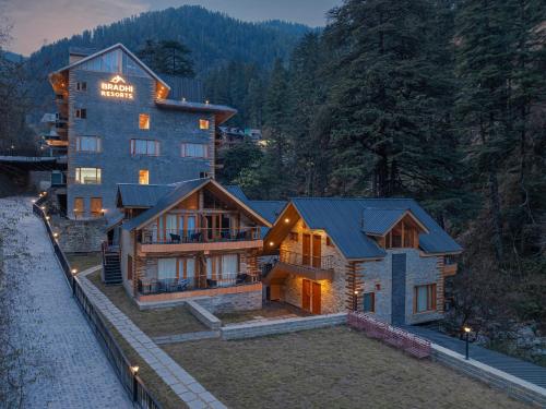 une maison au milieu d'une montagne dans l'établissement Bradhi - Echor Riverside Resort Jibhi, à Jibhi