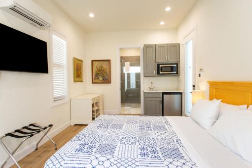 En eller flere senge i et værelse på Sorrento Cabana