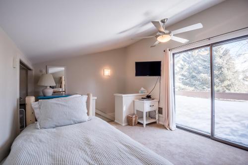 - une chambre avec un lit et une grande fenêtre dans l'établissement Dollar Meadows Condo 1376, à Sun Valley