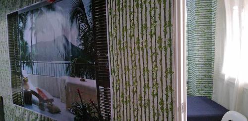 sala de estar con TV de pantalla plana en la pared en QUICKSHAPE FITNESS GYM/QUICKSHIELD HOMESTAY, en Naga
