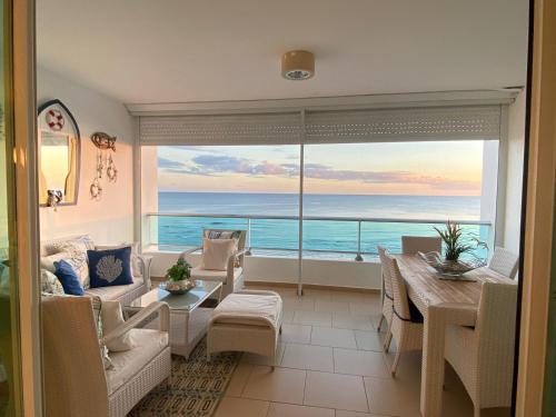 a living room with a view of the ocean at Majestuoso Apto. en el Complejo Marbella, Juan Dolio in Juan Pedro