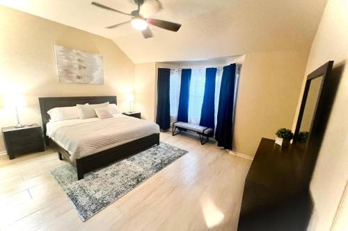 Un dormitorio con una cama y un ventilador de techo. en “Casa Linda” Relaxing stay in a friendly community, en San Antonio