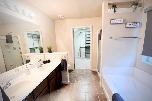 W łazience znajduje się wanna, umywalka i prysznic. w obiekcie “Casa Linda” Relaxing stay in a friendly community w mieście San Antonio