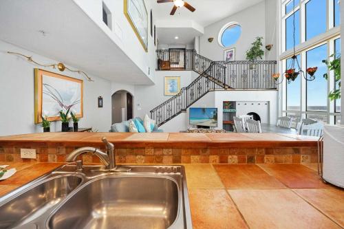 Kuchyň nebo kuchyňský kout v ubytování Luxury Beach Penthouse Villa Ocean Walk Resort