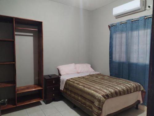 Dormitorio pequeño con cama y vestidor en Posadas Mateo, en La Lima