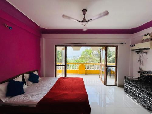 una camera con letto e ventilatore a soffitto di Beach front villa a Calangute