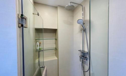 La salle de bains est pourvue d'une douche avec une porte en verre. dans l'établissement Laguna Skypark, à Phuket