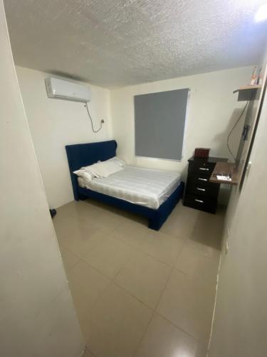 Giường trong phòng chung tại Encantadora villa en una cdla privada