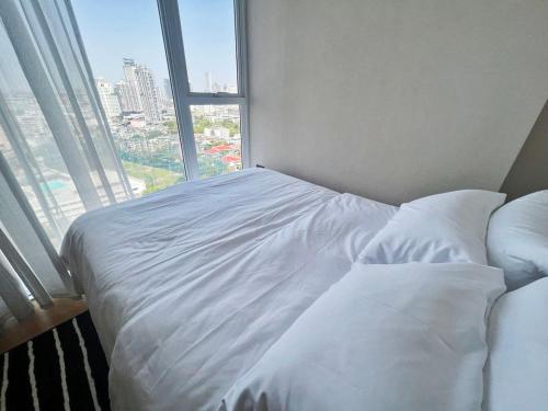 Postel nebo postele na pokoji v ubytování 2 Bedroom Luxury Apartment 3 min walk from BTS Ekkamai