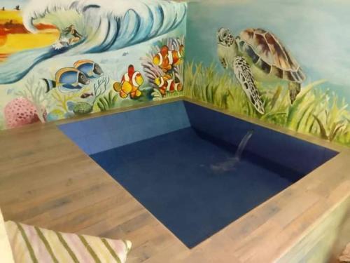 ein Zimmer mit einem Gemälde an der Wand eines Ozeans in der Unterkunft By The C' Cabanas in Hikkaduwa