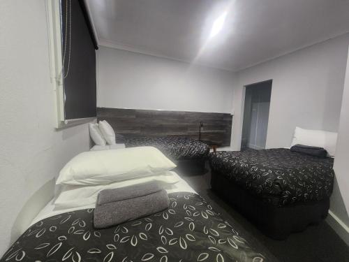 Postel nebo postele na pokoji v ubytování Motel24Seven and Apartments