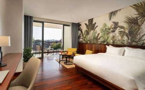 Postel nebo postele na pokoji v ubytování Koulen Central Hotel