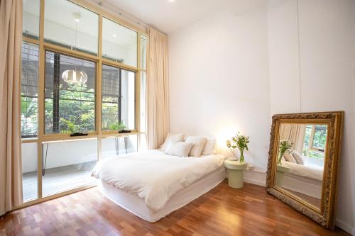 um quarto com um espelho e uma cama em Central New York Style Warehouse em Sydney