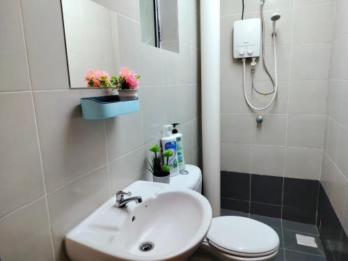 La salle de bains est pourvue d'un lavabo, de toilettes et d'un miroir. dans l'établissement Emerald Avenue Brinchang 8 guests 3 bedrooms, à Brinchang