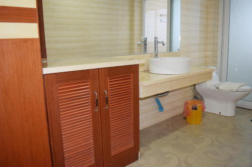 Koupelna v ubytování Dansavanh Vientiane Hotel