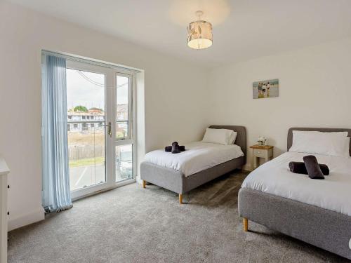 - une chambre avec 2 lits et une fenêtre dans l'établissement 2 Bed in Sandown 83617, à Sandown
