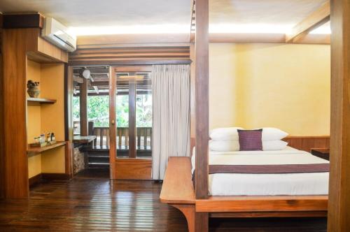 - une chambre avec un lit à baldaquin et des oreillers blancs dans l'établissement Veranda Natural Resort, à Kep