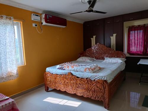 - une chambre avec un lit dans l'établissement Duplex house homestay near Vijayawada, Tadepalli, à Vijayawada