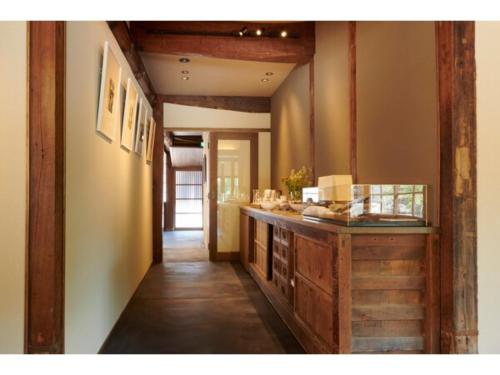 un corridoio con bancone in legno in una stanza di PAYSAGE MORIGUCHI - Vacation STAY 32994v a Mima