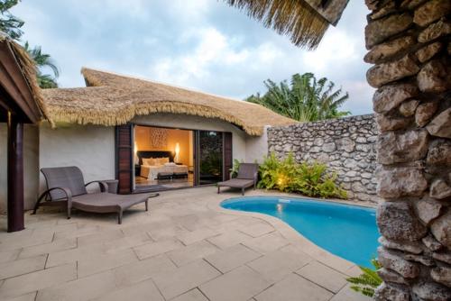 สระว่ายน้ำที่อยู่ใกล้ ๆ หรือใน Crown Beach Resort & Spa