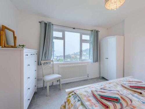 Ένα ή περισσότερα κρεβάτια σε δωμάτιο στο 4 Bed in Combe Martin 86108