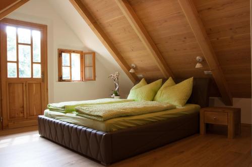 Tempat tidur dalam kamar di Landhaus Moser